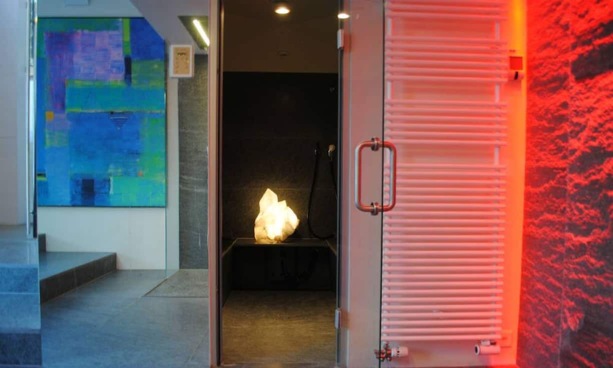 So wurde unter anderem ein Wellnessbereich mit Whirlpool, Dusche, Sauna, Dampfbad, Dancing-Flames Cheminée und kaltem Aussenbecken realisiert.