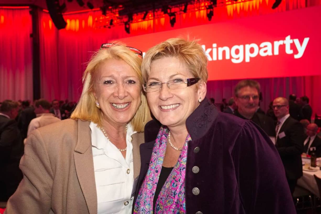 Gastgeberin Vania Kohli; Betrice Simon, Finanzdirektorin des Kantons Bern