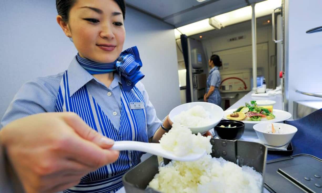 Platz 7: ANA All Nippon Airways Bei der grössten japanischen Fluggesellschaft gibt es klassisch japanisches Essen: Mit Fischmenüs, Curry und einem eigenen Airline-Cocktail landet die Airline auf den 7. Rang.