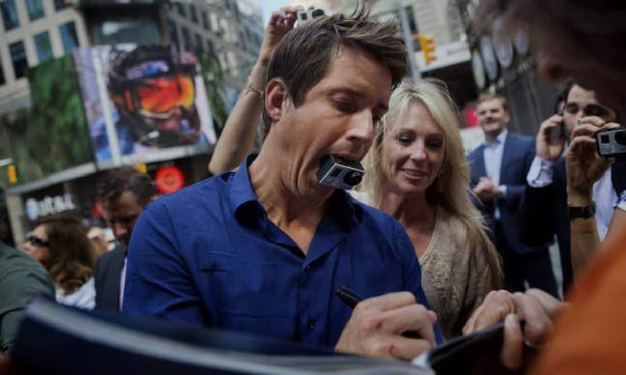 Auch das Autogrammgeben will mit GoPro dokumentiert sein. Gründer Nick Woodman nach dem erfolgreichen Börsenstart.