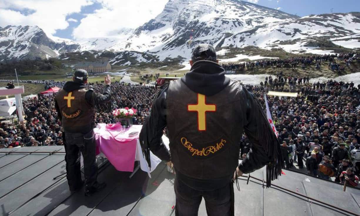 Das die Schweiz ein Töffland ist zeigt auch dieses Bild. Tausende kommen jedes Jahr zur traditionellen Töffsegnung auf dem Simplonpass.  Bilder Keystone/Grafiken car4you
