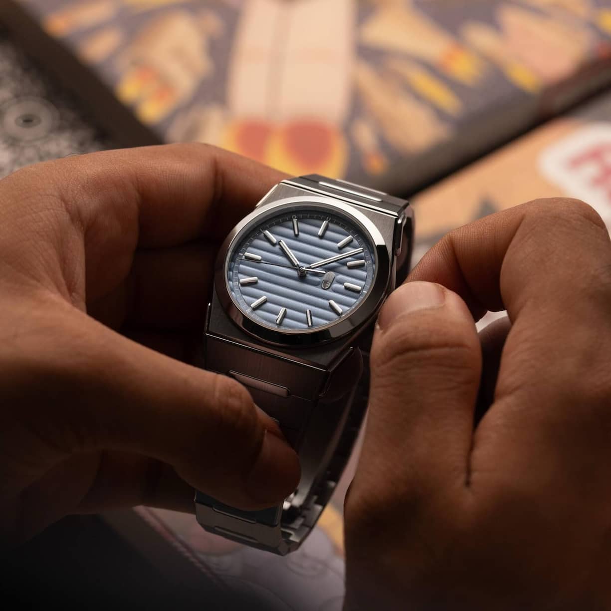 Die spielt mit der Verbindung der Werkstoffe Stahl und Titan.