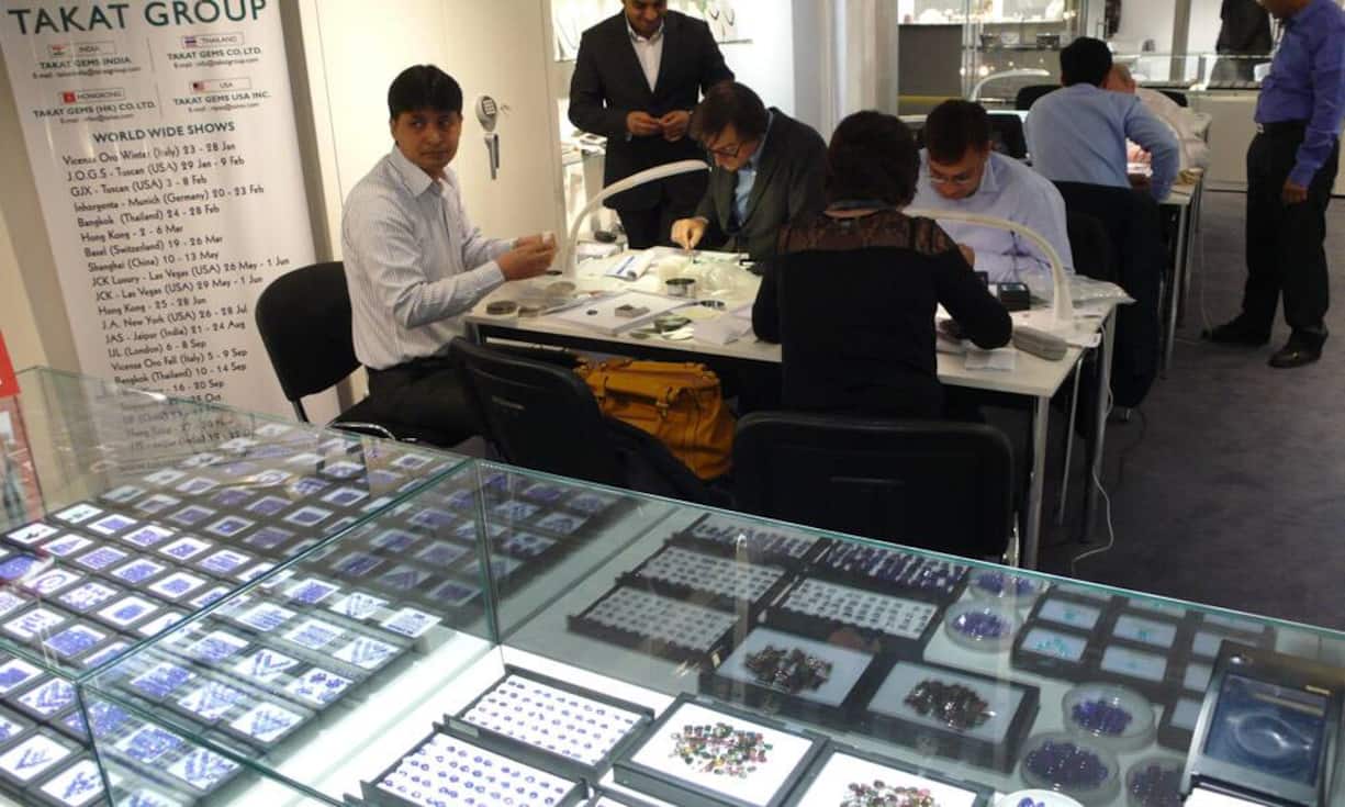 Reges Treiben bei einem Edelsteinhändler.
