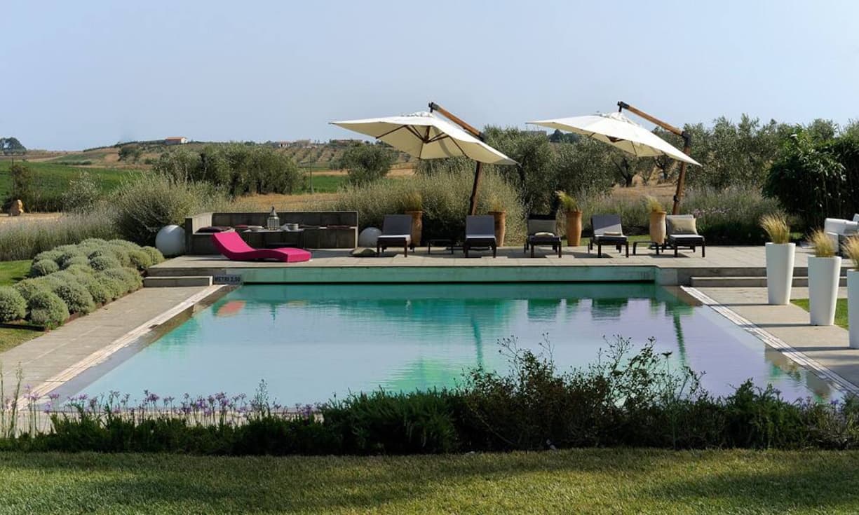 Ferienstimmung: Ein Hauch von Hollywood mitten in der weiten Landschaft der Maremma: Der Swimmingpool ist 120 Quadratmeter gross – gestaltet vom Landschaftsarchitekten Ivan Gallo.