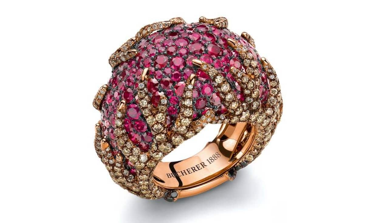 Hirschring von Bucherer: Aus der Jubiläumskollektion 125 Jahre Bucherer,
mit Rubinen und Brillanten in Fancy Brown und Schwarz.