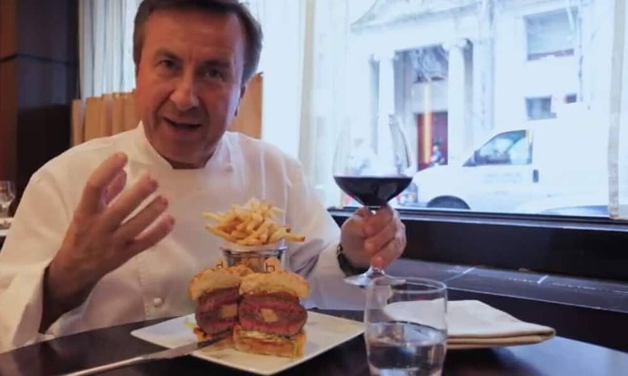 Platz 9 für den 123-fränkigen Trüffelburger. Den teuersten Hamburger der Welt gibt es im New Yorker Edelrestaurant «DB Bistro Moderne». Das «Hacktätschli» besteht aus geschmortem Fleisch, Gänseleberpastete sowie einem Trüffel. (Bild: Youtube)