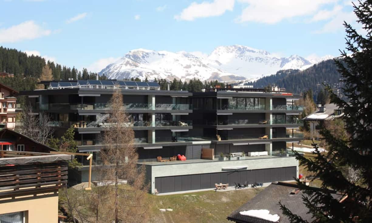 Eines gleich vorweg: Die Wohnung verfügt über eine Zweitwohnsitzbewilligung. Sie bietet dem Besitzer grossen Komfort und eine traumhafte Aussicht.