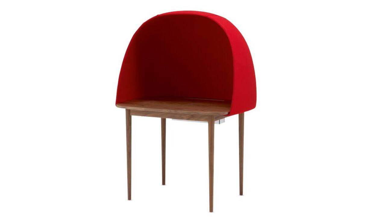 Ligne Roset: Schreibtisch «Rewrite» aus Nussbaum mit Divina-Wollbezug. 2435 Franken.