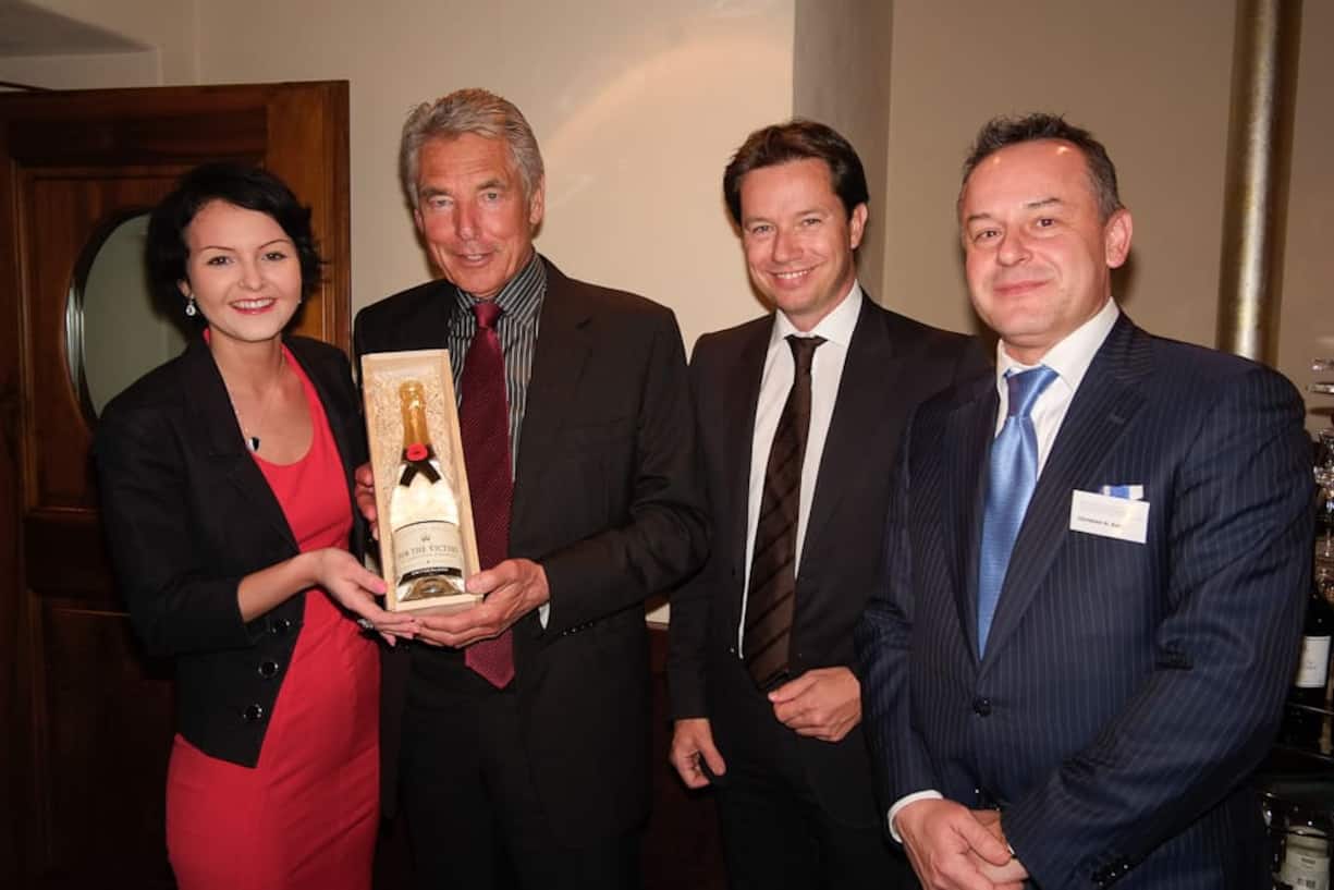 Dasha Varvarina mit der Champagnerflasche voll Wasser "For The Victims of forgotten disasters"; Peter Brabeck-Letmathe, VR-Präsident Nestlé S.A.; Siro Barino, Barino Consulting, Inhaber; Christian A. Katz, SIX Swiss Exchange, CEO