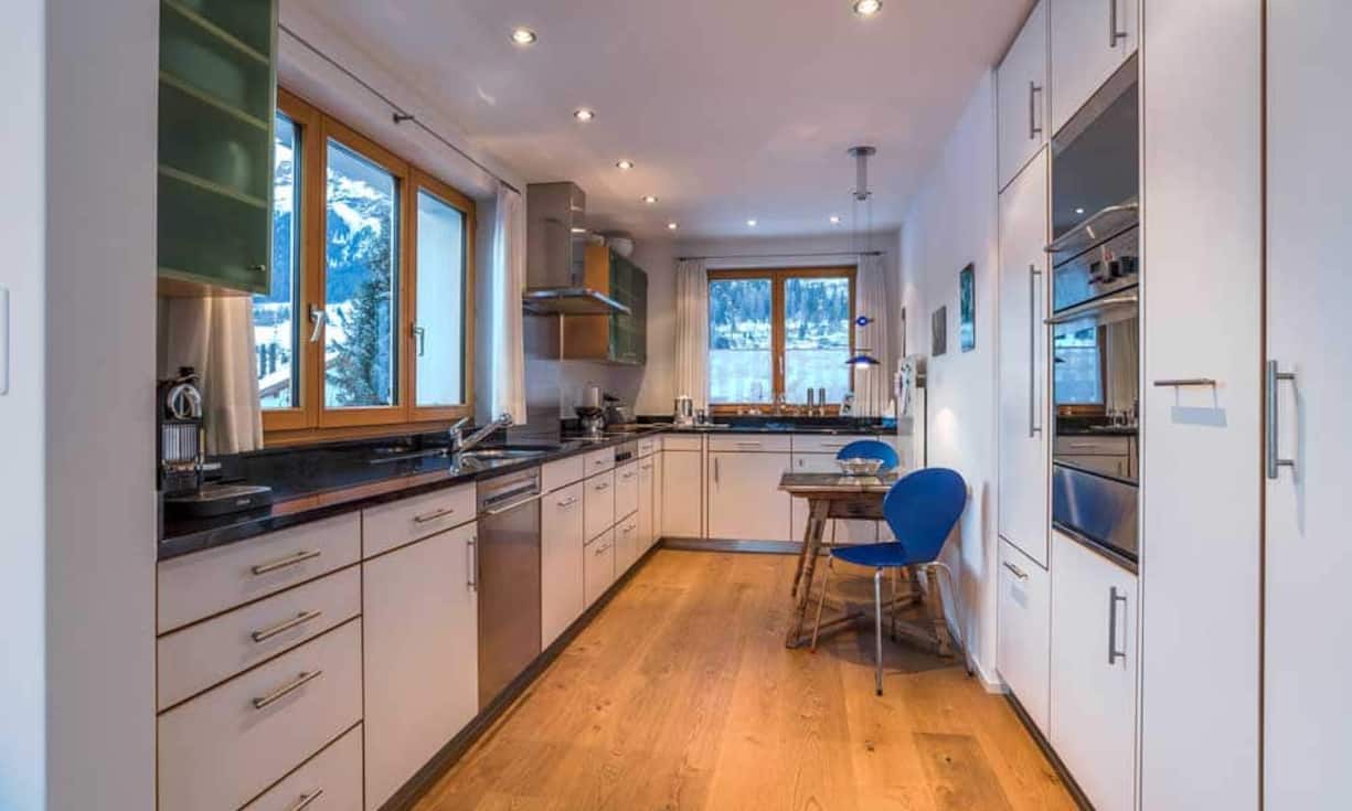 Die Küche verfügt über alle Einrichtungen nach heutigem Standard und ist passend angrenzend an den Wohn- Essbereich, positioniert.