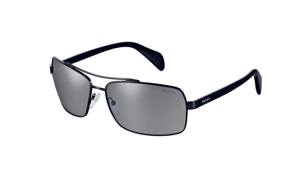 Schlicht: Der Klassiker mit dem «umgekehrten» Doppelnasensteg aus der Spezialkollektion Prada Society punktet mit seinem klaren Design. Ob aus schwarzem Metall oder in den matten Metallvarianten Blassgold und Blei – die Brille ist eine gute Ergänzung zum dynamischen Business-Outfit. Preis 328 Franken