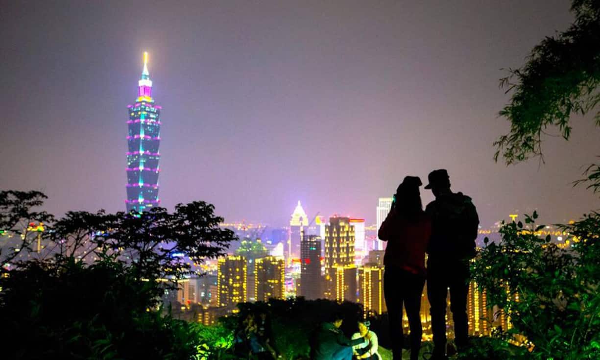 Platz 18: Taipei 101, Taipei — 2 Milliarden DollarAls das Taipei 101 gebaut wurde, war es das höchste Gebäude der Welt. Die Konstruktion des jadegrünen Büroturms ist einem Bambusrohr nachempfunden, damit es den in Taiwan häufig vorkommenden Erdbeben standhält. In seiner Mitte sitzt der weltweit grösste Schwingungsdämpfer, der mit seinem tonnenschweren Gewicht im Falle eines Unwetters für Stabilität sorgt.