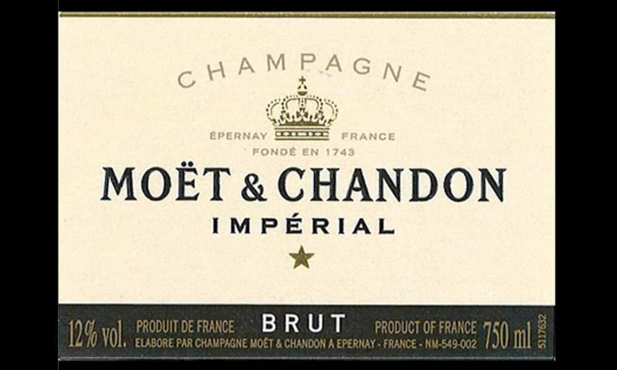 Moët & Chandon Impérial. Er basiert zu 80 Prozent auf roten Trauben, die dem Champagner Struktur und Rundung verleihen. Das Bouquet wird von frischen Früchten, etwa Apfel, Pfirsich und Zitrusfrüchten, aber auch Brioches dominiert. Der Geschmack überzeugt mit Frische und Tonus, einer geradlinigen, eleganten Struktur sowie nachhaltigem Abgang.
