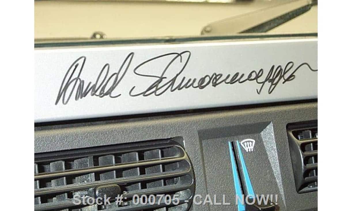 Arnold Schwarzenegger hinterliess seine Unterschrift mit schwarzem Edding.