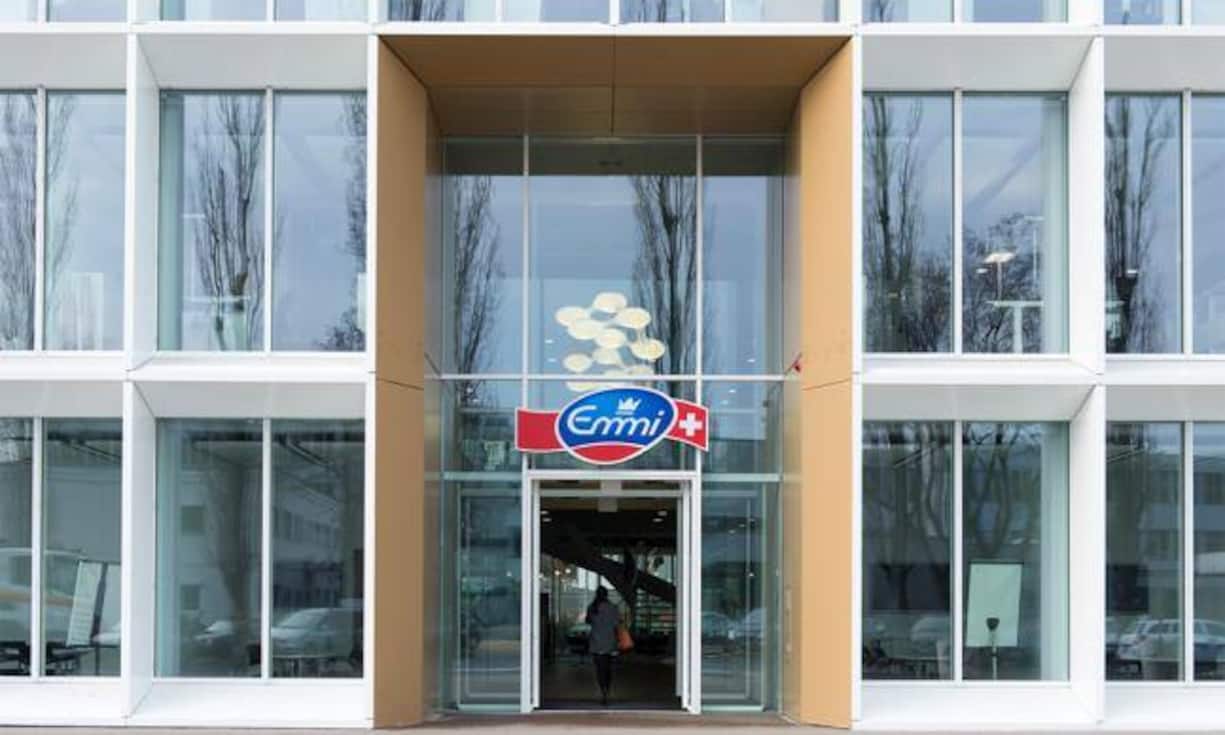 Emmi schliesst seine YoBars in Zürich und Luzern per Ende September 2017. Von dieser Schliessung sind fünf Vollzeit- und zehn Teilzeitmitarbeiter betroffen.