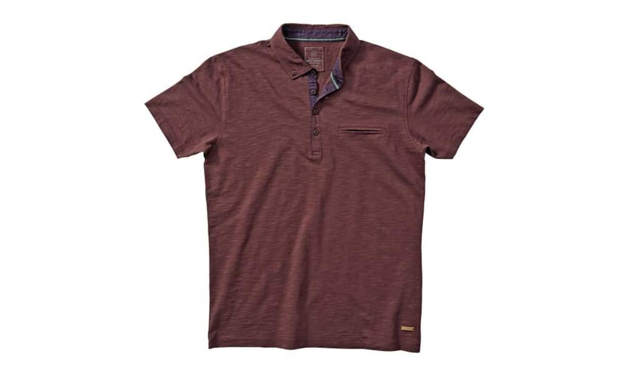 Casual: Navyboot
Eine «falsche» Brusttasche, Button-down-Kragen und das Label-Emblem am Bund sind Merkmale dieses weichen unifarbenen Poloshirts aus Baumwolle. Exklusiv bei Schild erhältlich. Preis 79.90 Franken