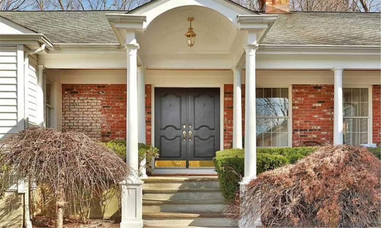 Das Grundstück ist mehr als 6000 Quadratmeter gross und grenzt direkt an das Anwesen, auf dem die aktuelle Clinton-Residenz steht.