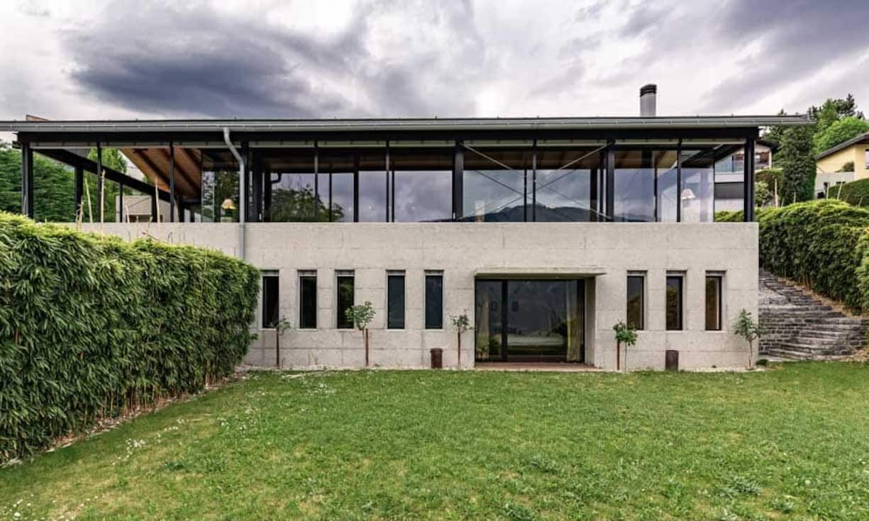 Die Villa liegt in Venthône, eine kliene Gemeinde mitten in den Walliser Alpen. Preis: 2'100'000 CHF Quelle und Bilder: Engel & Völkers