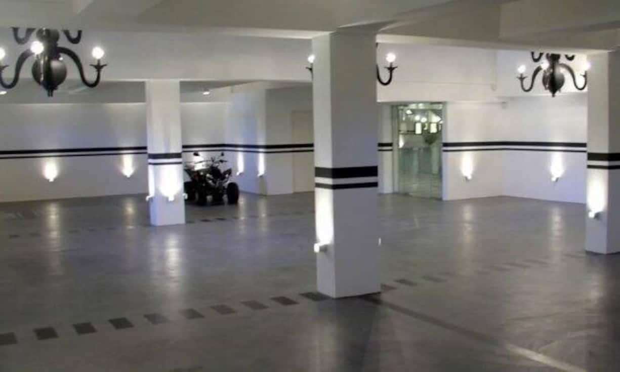 ...über eine eigene Garage. 4,25 Millionen Franken soll die Villa kosten.Youtube