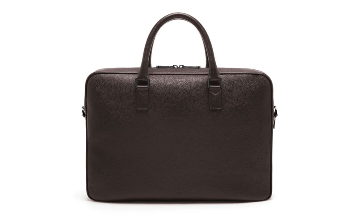 Schlicht: Mulberry Die Besonderheit dieser Tasche ist ihr schlankes Design. Trotzdem muss dabei nicht auf Platz verzichtet werden. Problemlos finden Dokumente in A4-Format, sowie ein normalgrosses Laptop Platz. Auch in schwarz erhältlich. Preis: 1040 Franken