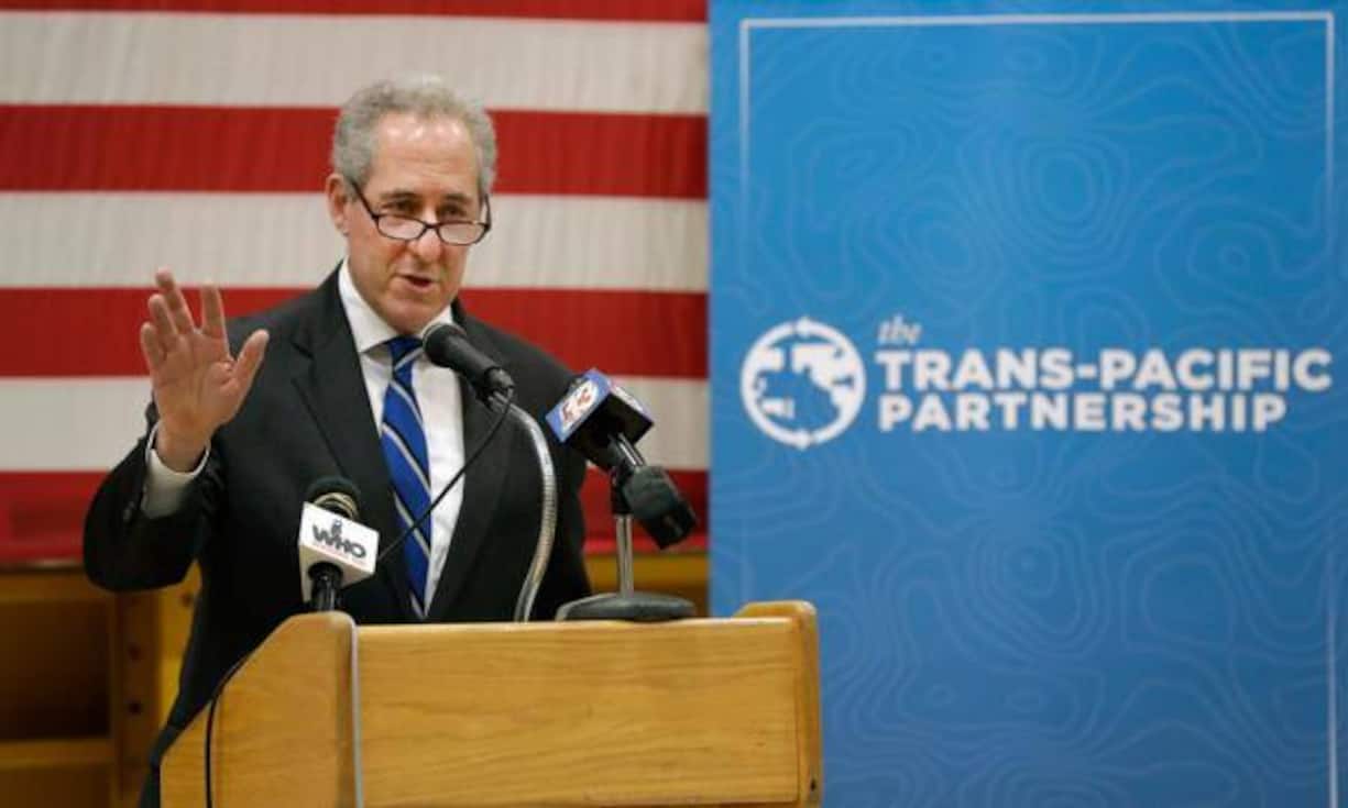 Clinton ist kritisch gegenüber neuen Freihandelsabkommen – und stellt sich damit gegen Präsident Barack Obama, welcher für den pazifischen Freihandelsdeal TPP weibelt.