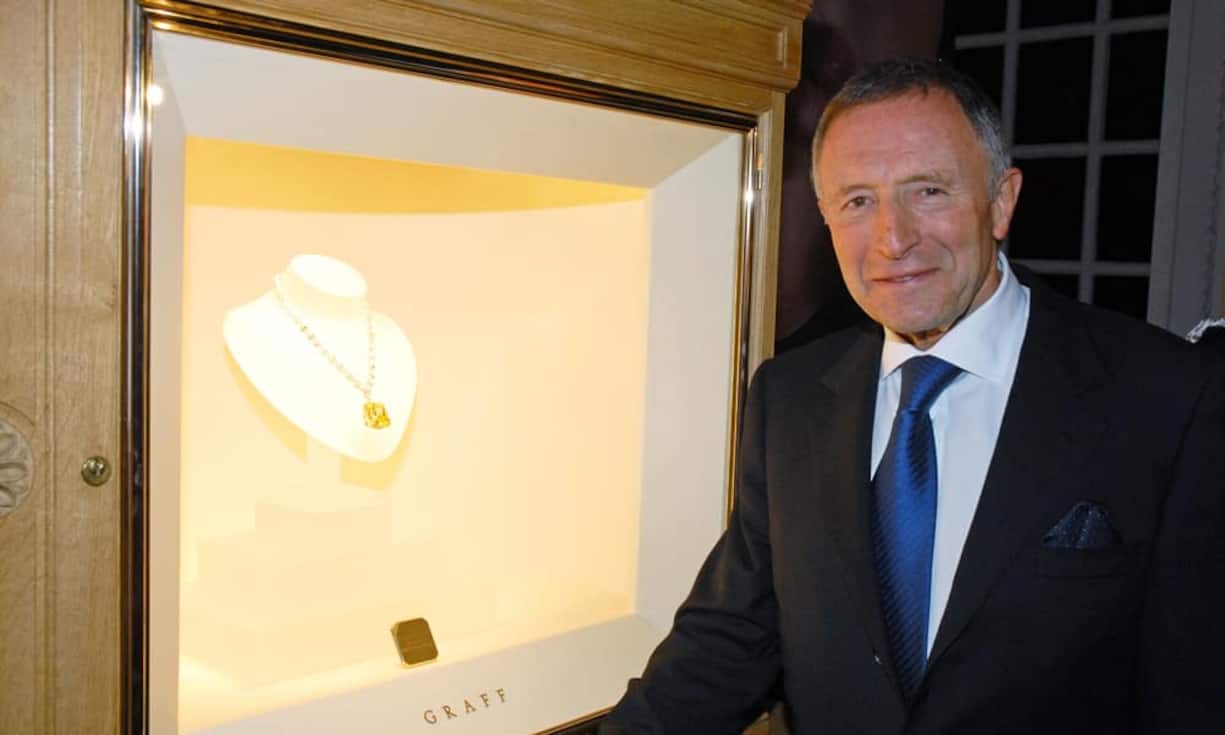 Platz 6: Laurence GraffIm zarten Alter von 14 Jahren liess der Brite die Schule hinter sich, um als Juwelier-Lehring Toiletten zu putzen. 1960 gründete er das Unternehmen Graff Diamonds. Zwei Jahre später, mit 24 Jahren, eröffnete er in London seine ersten beiden Juweliergeschäfte. Heute sitzt der 76-Jährige auf 5 Milliarden Dollar.