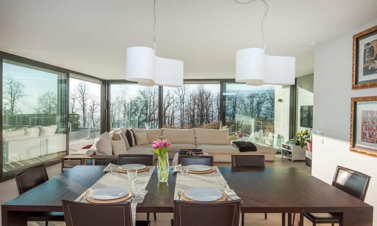 Der weiträumige und helle Essbereich gewährt viel Platz zum Kochen und Essen.