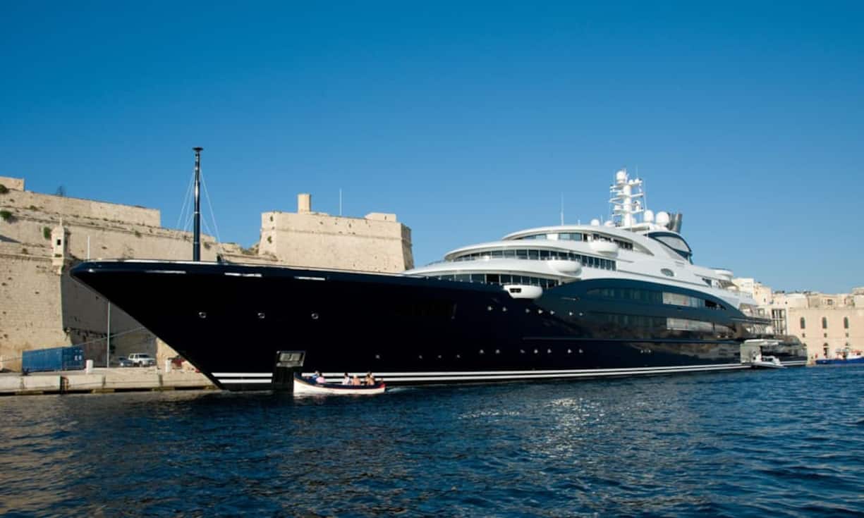 Platz 12: Serene — 134 Meter Dieses Schiff wurde 2011 für einen Russen gebaut. Viel mehr ist über die Serene nicht bekannt, ausser dass sie in ihrem italienischen Heimathafen einen Rekord aufstellte — noch nie zuvor wurde dort eine so grosse Jacht gebaut. Nick Wells/Wikimedia/CC