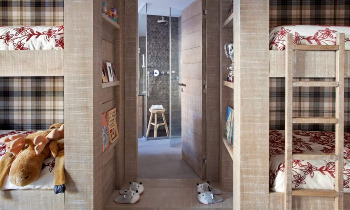 Das grosszügige Kinderzimmer mit Hochbetten.