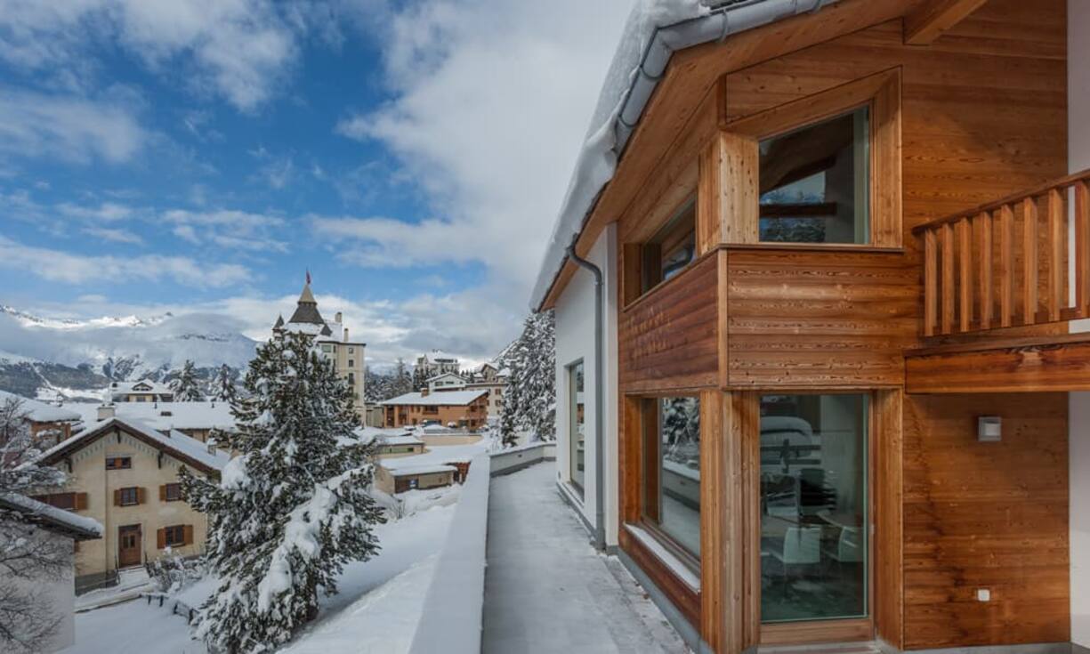 Mit Holzelementen wird trotz der modernen Architektur ein warmes und gemütliches Ambiente erzeugt.