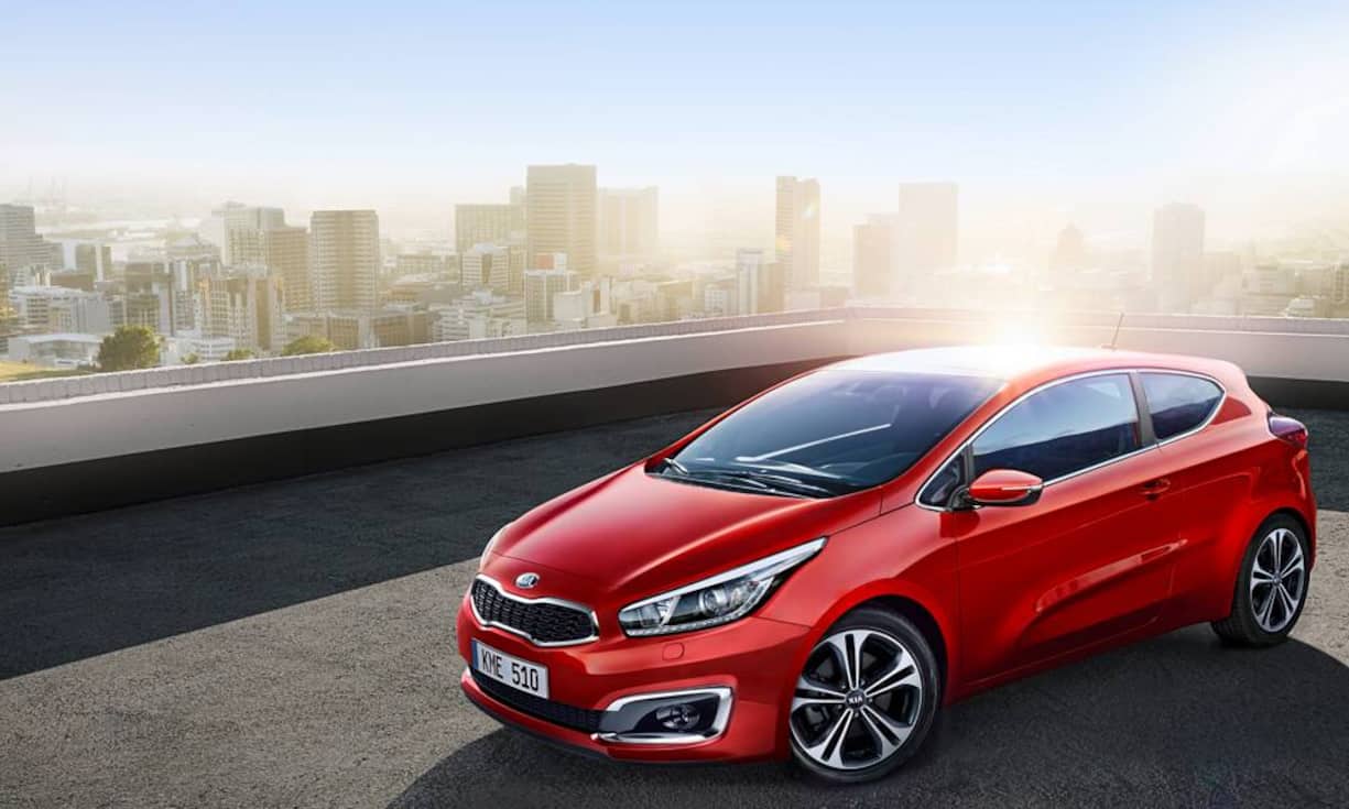 Kia cee'd SWKia hat seiner populären Modellreihe cee'd ein Update verpasst. Äusserlich sieht der Kompaktwagen fast gleich aus wie sein Vorgänger, technisch hat sich aber einiges geändert. So verfügt der Koreaner neu über einen Dreizylinder-Benziner, ein siebenstufiges Direktschaltgetriebe sowie den Multimediadienst Kia Connected Services.