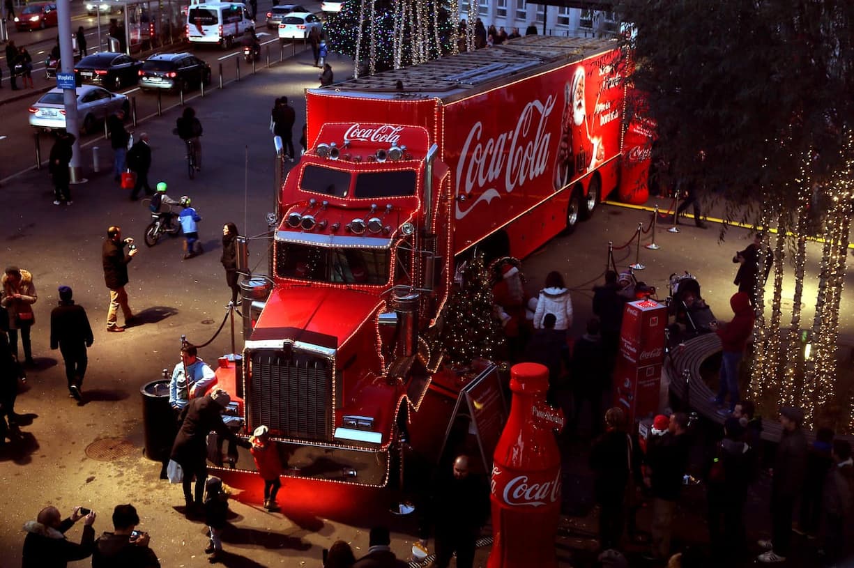 Besucher bestaunen den COCA-COLA Truck auf dem Turbinenplatz und in Zuerich am Sonntag, 6. Dezember 2015. (PPR Media Relations/Siggi Bucher)
