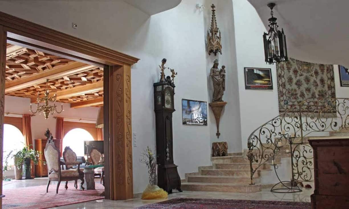 Die hohen Kassettendecken und das handgefertigte Treppengeländer im Foyer sind dem Renaissance-Stil angelehnt.