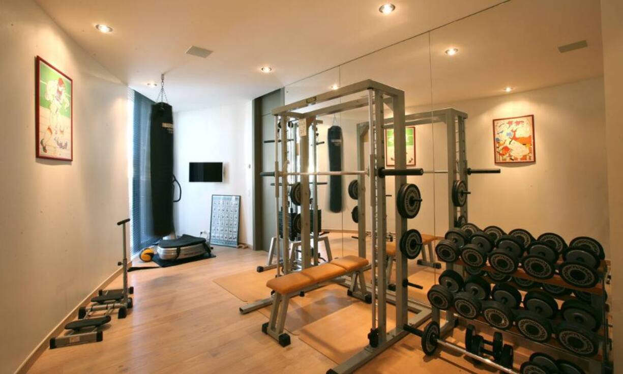 ...auch einen hauseigenen Fitnessraum. Preis: 6'500'000 CHF 
Quelle und Bilder: Engel & Völkers