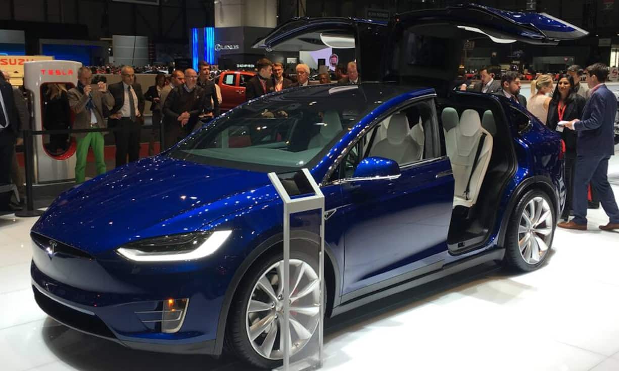 Tesla präsentiert mit dem Model X nicht nur das erste reine Elektro-SUV, sondern auch das weltweit schnellste. Mit 532 PS geht es von 0 auf Tempo 100 in 3,4 Sekunden.