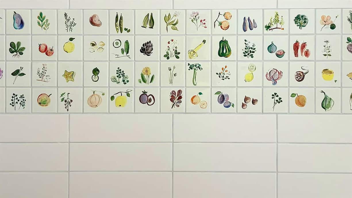 Die Keramikfliesen wurden von Margrit Biever Mondavi handbemalt. Sie werden in die neue Küche des Hospitality-Bereichs integriert.
