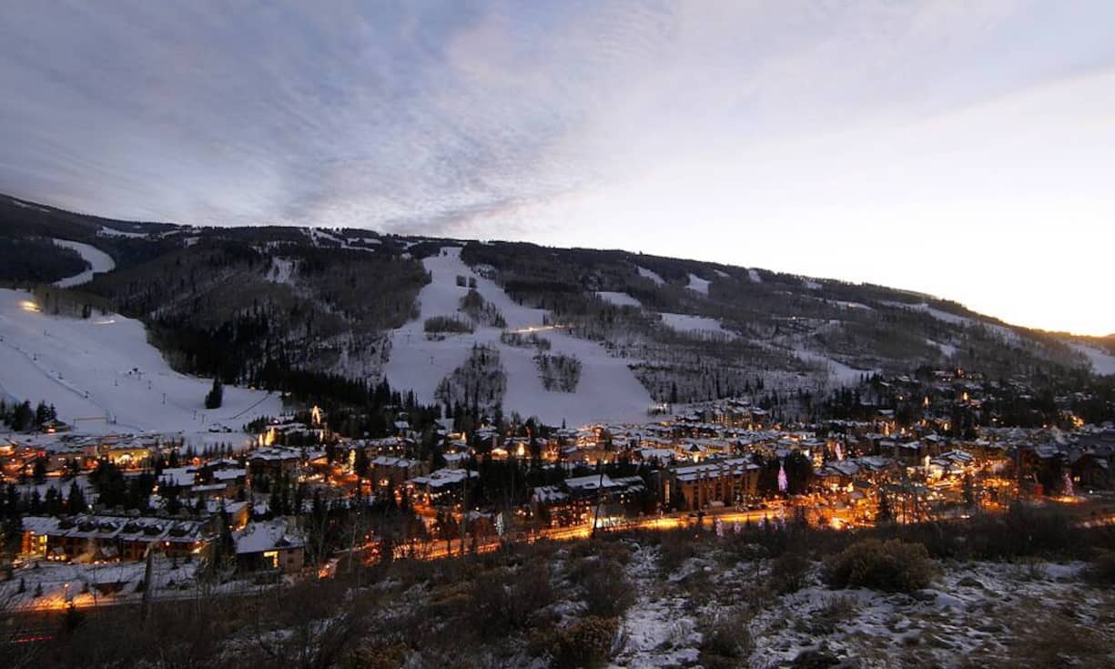 Vail, Colorado (USA): Der Vail Mountain beheimatet das grösste Skigebiet der USA. Auf seiner Vorderseite ziehen sich Dutzende Pisten aller Schwierigkeitsgrade hinunter ins Tal, auf der Rückseite befinden sich sieben Geländeschüsseln - ein Traum für Pistenfreaks. Und auch den Promis gefällts: Jessica Biel und Justin Timberlake sowie Angelina Jolie und Brad Pitt gehören zu den Vail-Fans.