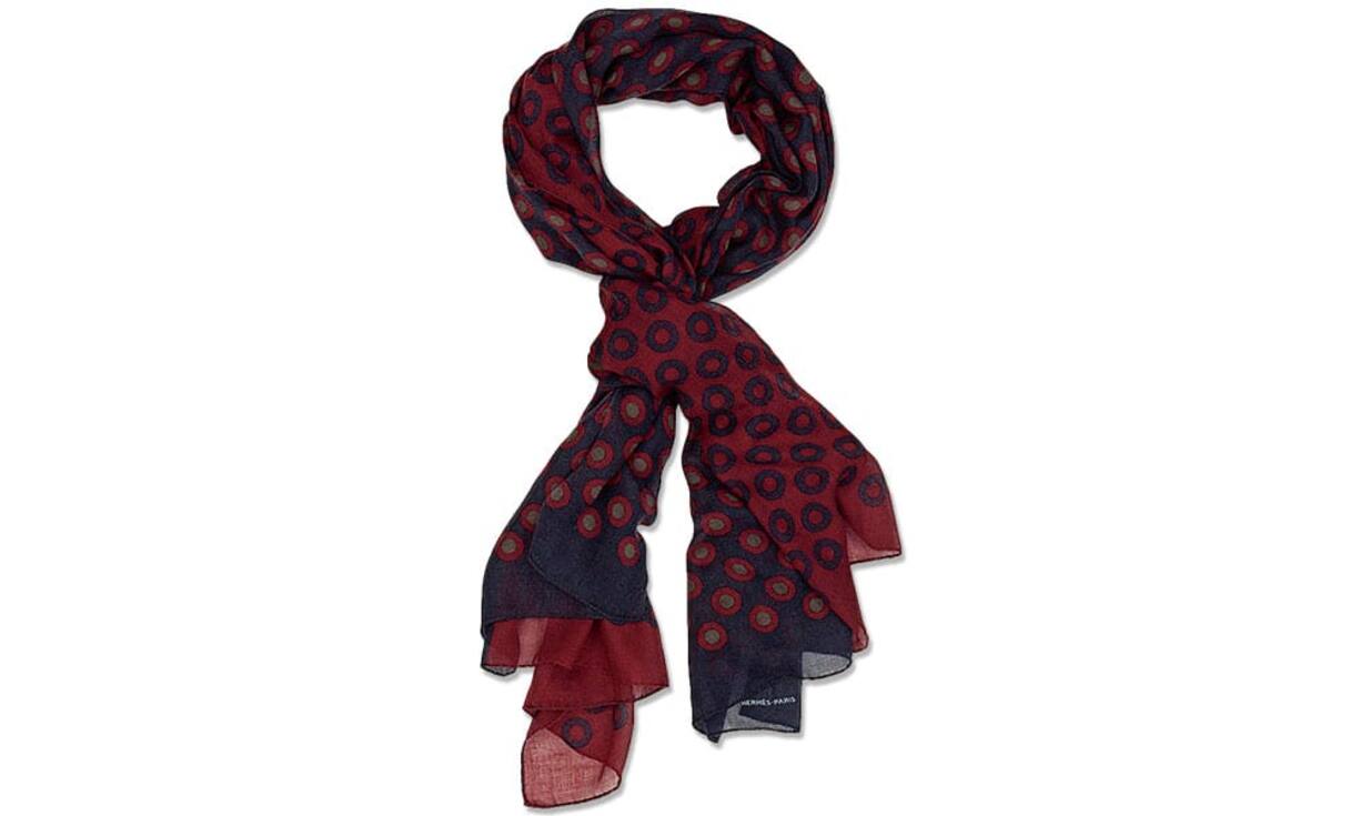 Hermès: Ein Accessoire, das den Mantel auf dem Weg zum Fest ersetzt. Schal aus Cashmere. 910 Franken.