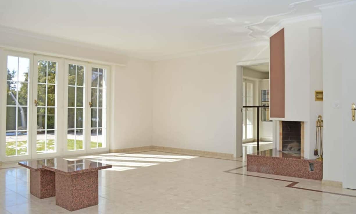 Dieser verfügt über ein Cheminée und geht nahtlos über in den Salon.