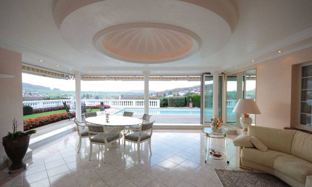 Auf 278 Quadratmetern Wohnfläche verteilen sich vier Schlafzimmer und vier Badezimmer.