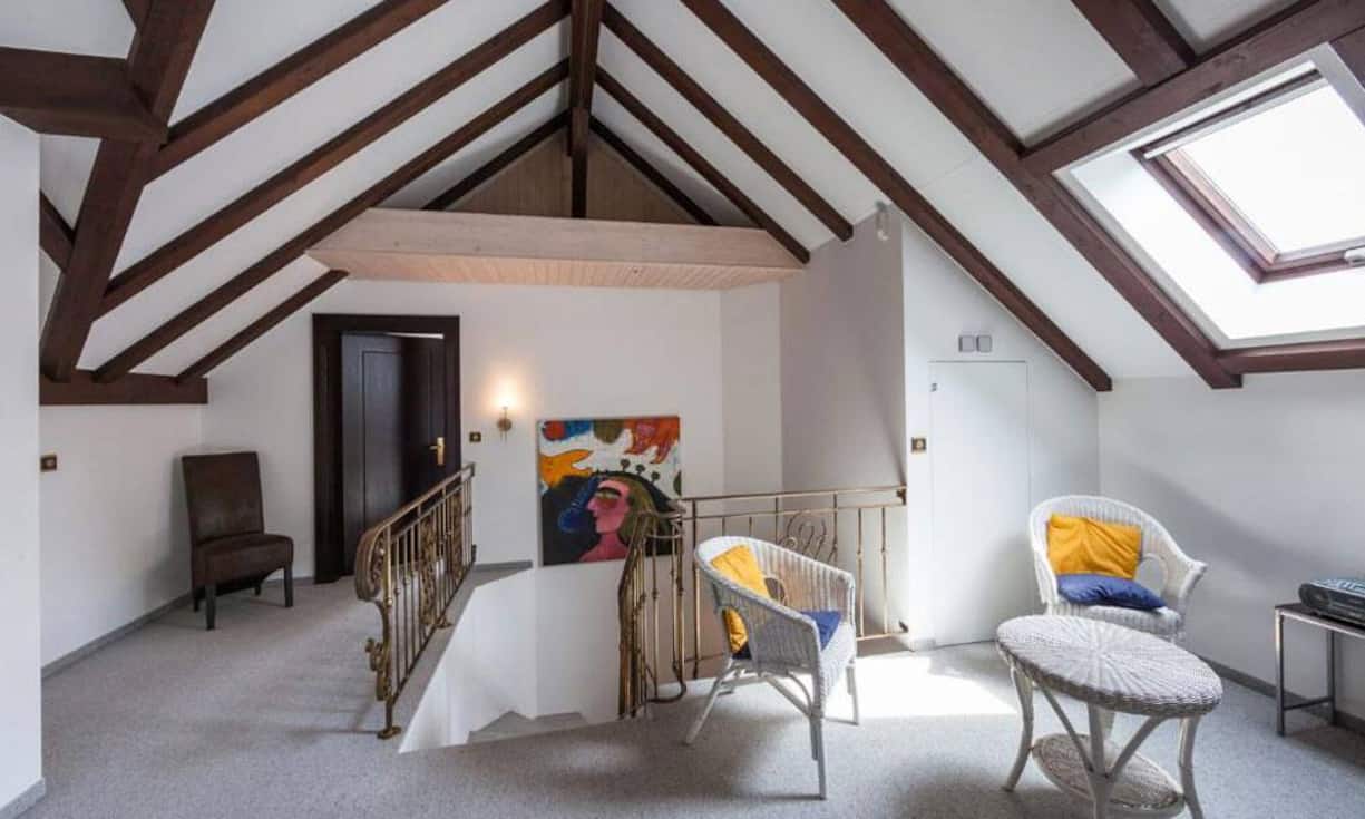 Im Obergeschoss befindet sich das Hauptschlafzimmer mit Ankleide und Bad en Suite sowie ein Gästezimmer.