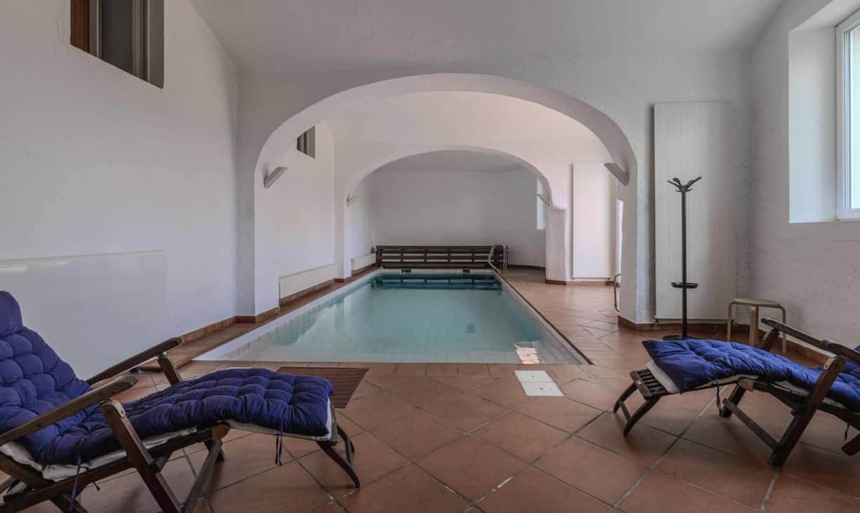 Die Villa hat ein eigenes kleines Hallenbad.