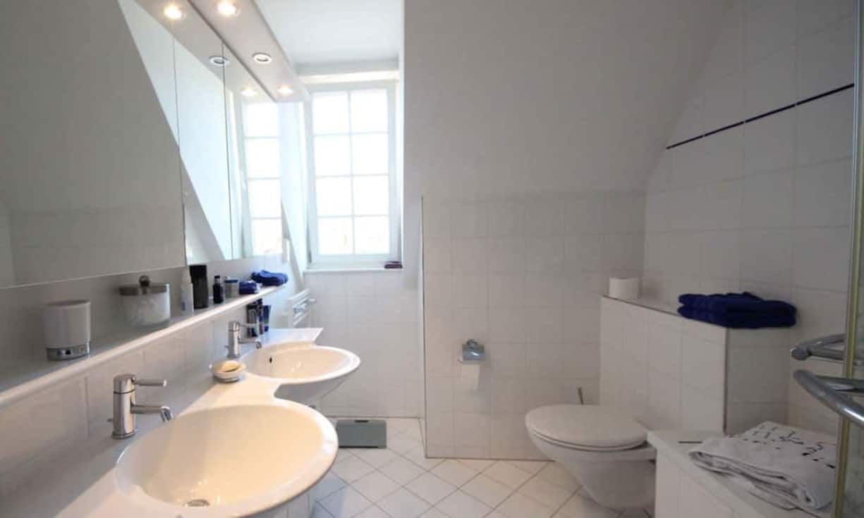 In der Villa gibt es drei unterschiedliche Badezimmer sowie einen separaten Gästebereich.