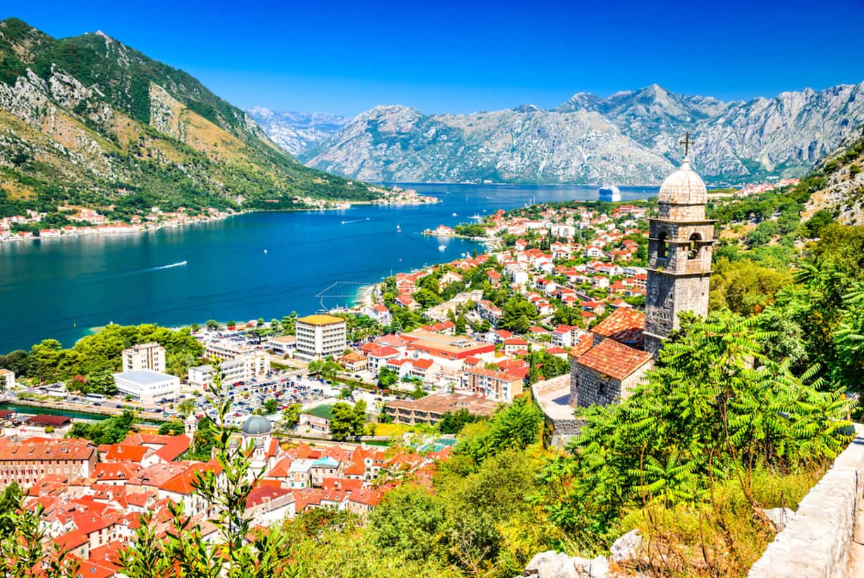 Kotor mit Blick auf Bucht und Berge.
