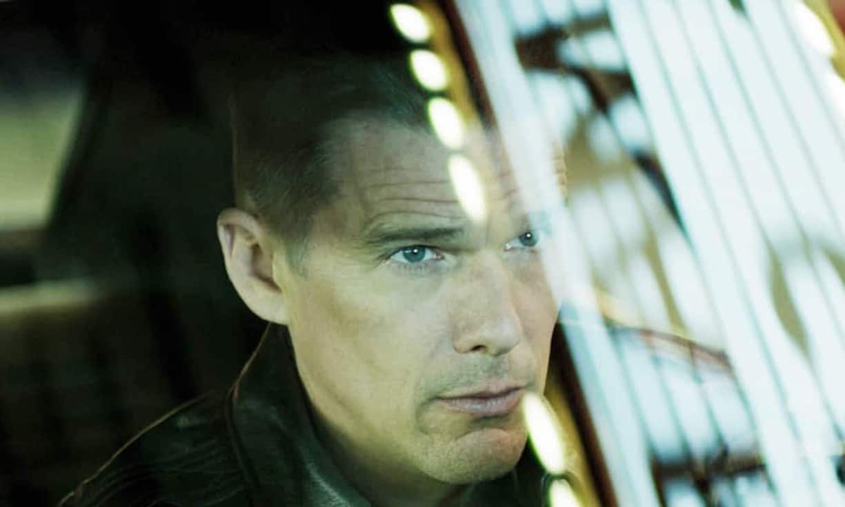 Ethan Hawke kämpft in «Good Kill» gegen den Terror – als Drohnenpilot am Bildschirm, das wie ein Computerspiel aussieht. Doch die Explosionen, die der US-Air-Force-Officer verursacht, sind echt. «Good Kill» ist zu sehen am Fr., 26.09., um 18:30 Uhr im Arena 5 und am Do., 02.10., um 17:30 Uhr im Corso 1.