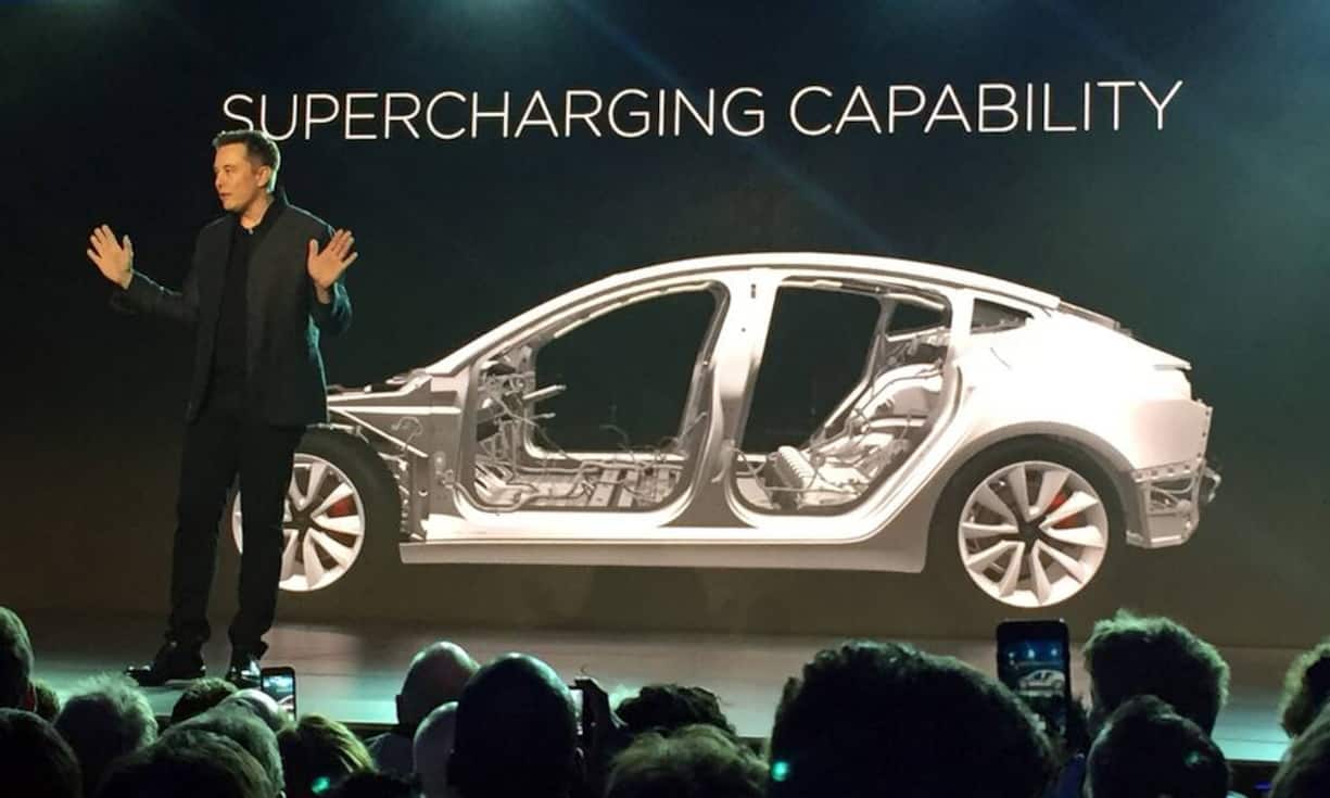 Jetzt ist klar, wie der Tesla Model 3 aussieht: Konzernchef Elon Musk hat das erste Elektroauto für den Massenmarkt aus seinem Hause präsentiert. Viele technische Daten waren bisher nicht bekannt...