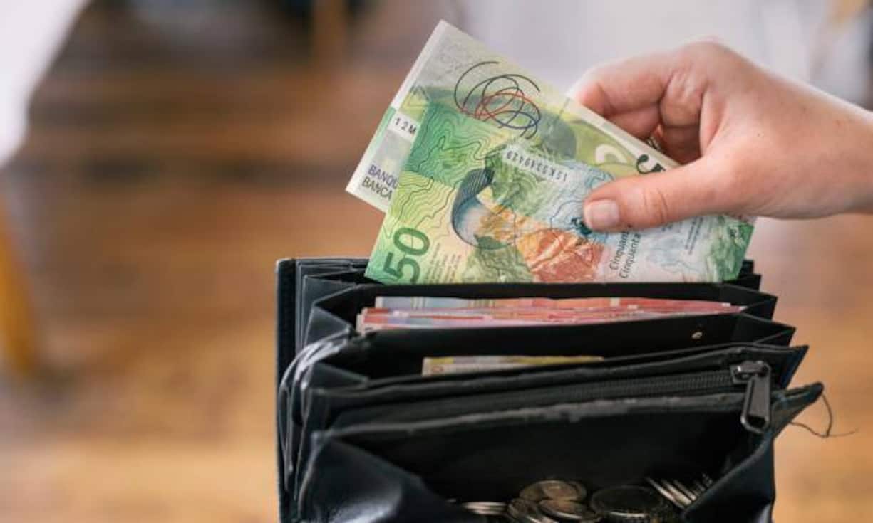 Risiken, die die Schweiz teilweise beeinflussen kann: 
Der Franken bleibt stark, die realwirtschaftlichen Auswirkungen sind stärker als erwartet.