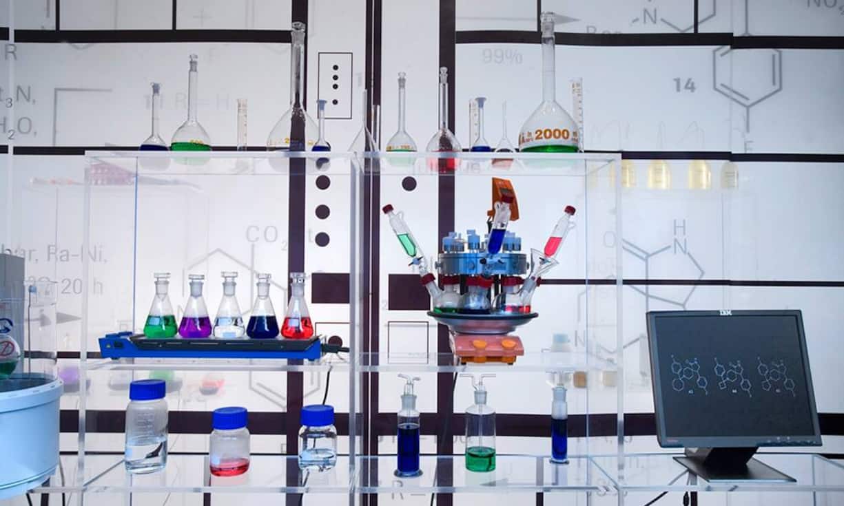 Bei Roche besteht die Vergütung aus festen und variablen Elementen:
- Basisgehalt (gemäss Funktionsklasse)
- Zielbonus (für Mitarbeitende mit einem unbefristeten Arbeitsvertrag; hängt vom Unternehmenserfolg sowie von der individuellen Leistung des Mitarbeitenden ab) 
- Zusätzliche Leistungen (etwa Mitarbeiter-Gewinnbeteiligung, spezielle Versicherungs- und Vorsorgekonditionen, medizinische Betreuung, Fitness- und Sportangebote, Kinderbetreuung, Weiterbildungsangebote)