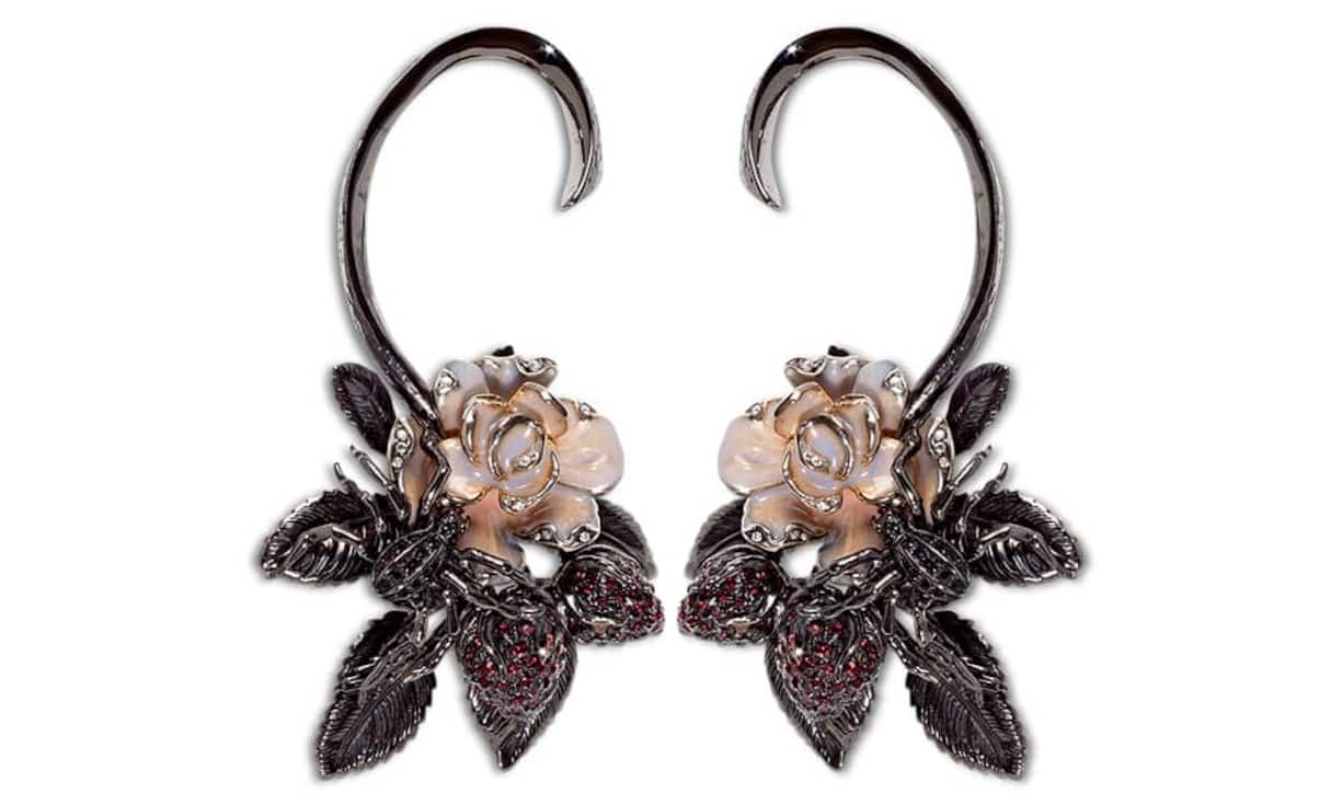 Roberto Cavalli: Ohrringe aus Rotmessing mit lackierten Metallblumen und Insekten aus Swarovski-Kristallen. Preis auf Anfrage.