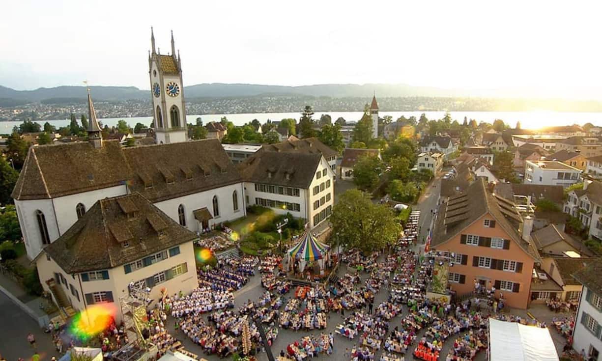 Platz 2: Küsnacht (ZH) Niemand bezahlt weniger Steuern wie die Bewohner der Gemeinde am unteren rechten Zürichseeufer. Für Vermögende, die in der Schweiz einen höheren Steuersatz haben, ist das ein echter Pluspunkt. 
Facebook/CC/Küsnacht